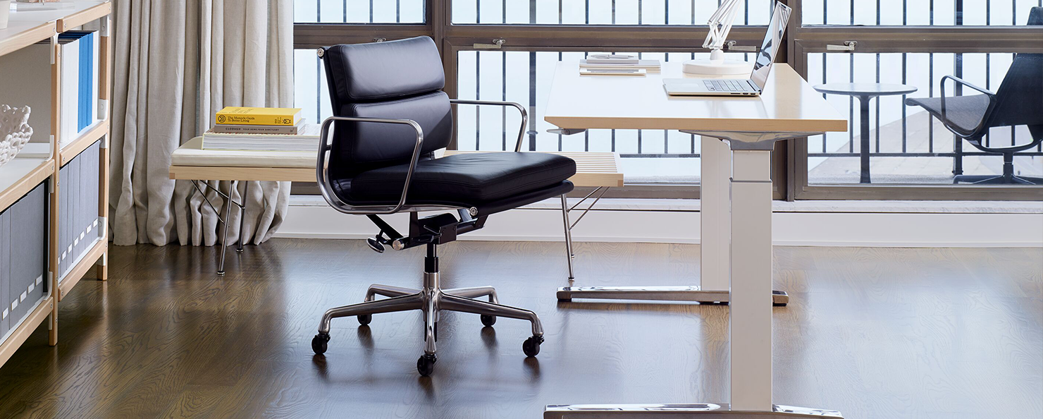 The Eames management chair is part of the Eames Aluminum Group Collection.